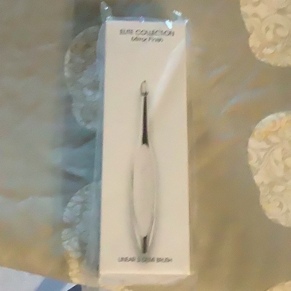 NWT Artis brush